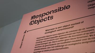Kronkelend door het Gents Design museum